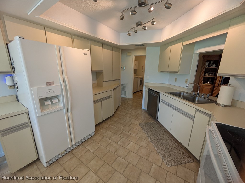 2708 Par Road Sebring, FL 33872 - Photo 6 of 33 a kitchen with refrigerator a sink and cabinets