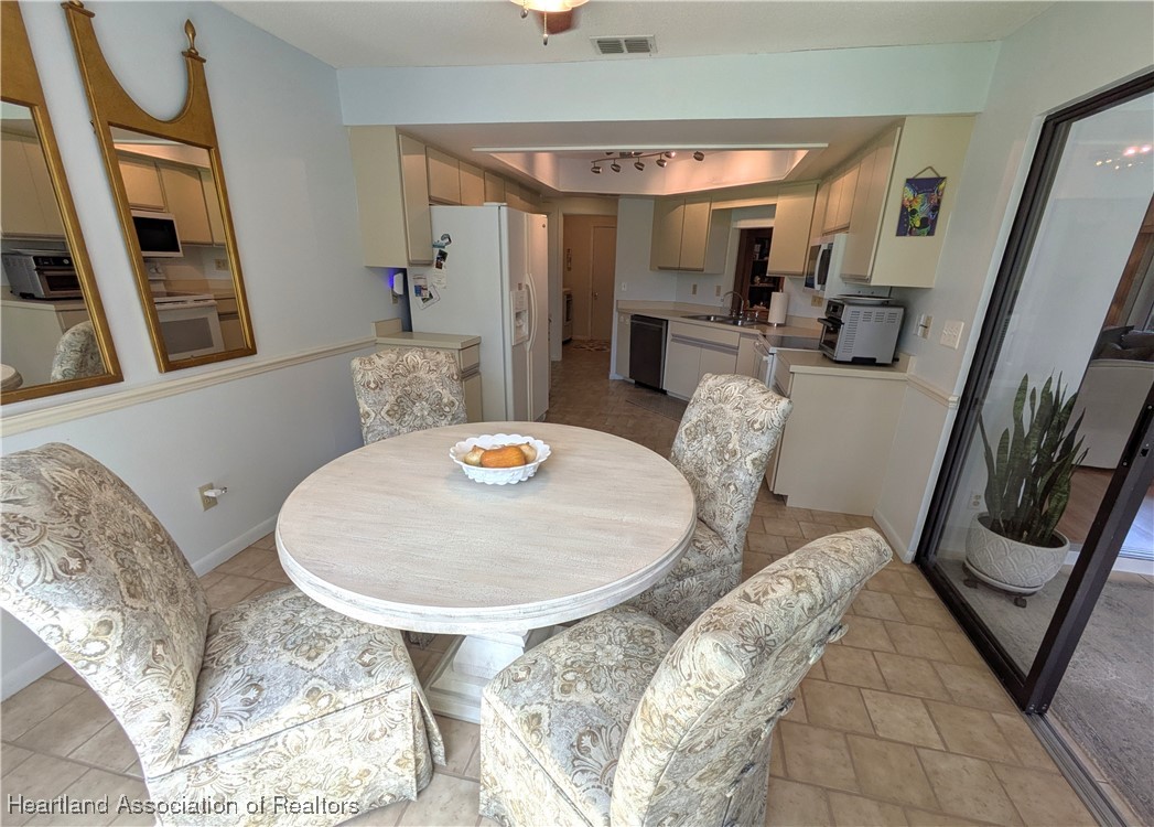 2708 Par Road Sebring, FL 33872 - Photo 9 of 33 a view of a dining room with furniture