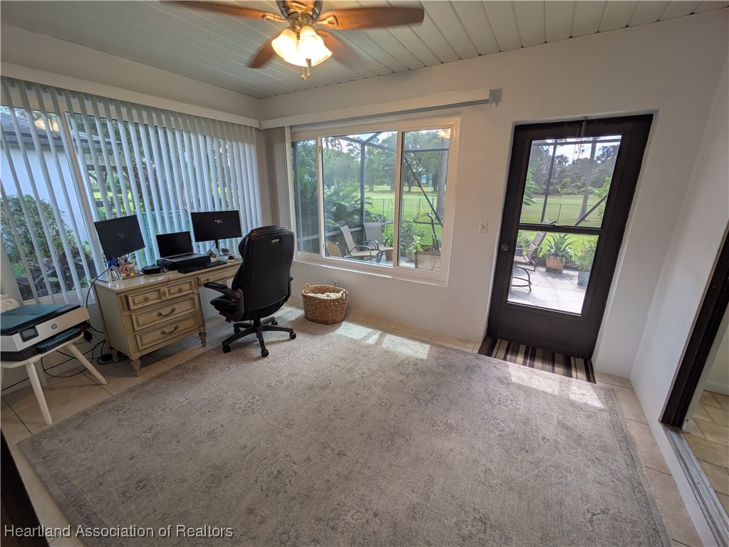 2708 Par Road Sebring, FL 33872 - Photo 10 of 33 a living room with furniture and a window