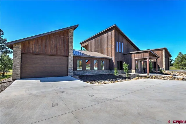 a view of a house with backyard and garden