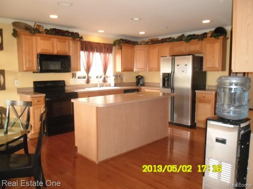 1574 Nadine Rochester, MI 48307 - Photo 6 of 19 Large Kitchen
