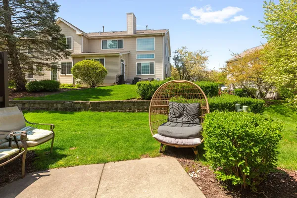 $3,150 | 206 Madison Drive, Unit 206, Streamwood, IL 60107