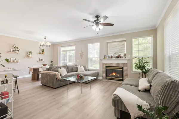 $3,150 | 206 Madison Drive, Unit 206, Streamwood, IL 60107