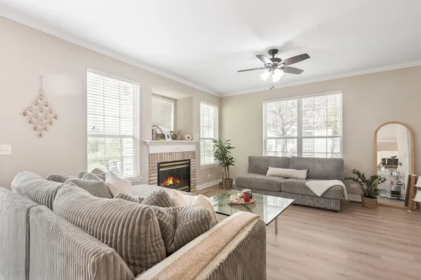 $3,150 | 206 Madison Drive, Unit 206, Streamwood, IL 60107