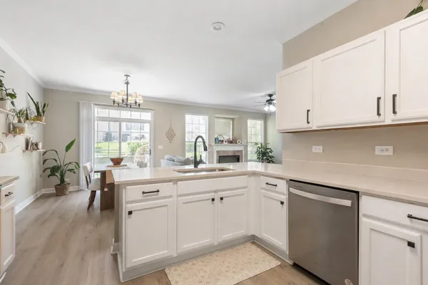 $3,150 | 206 Madison Drive, Unit 206, Streamwood, IL 60107