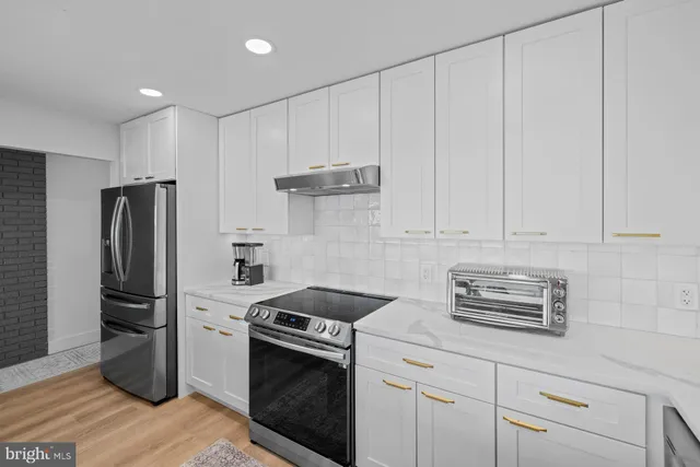 a bedroom with furniture and a ceiling fan