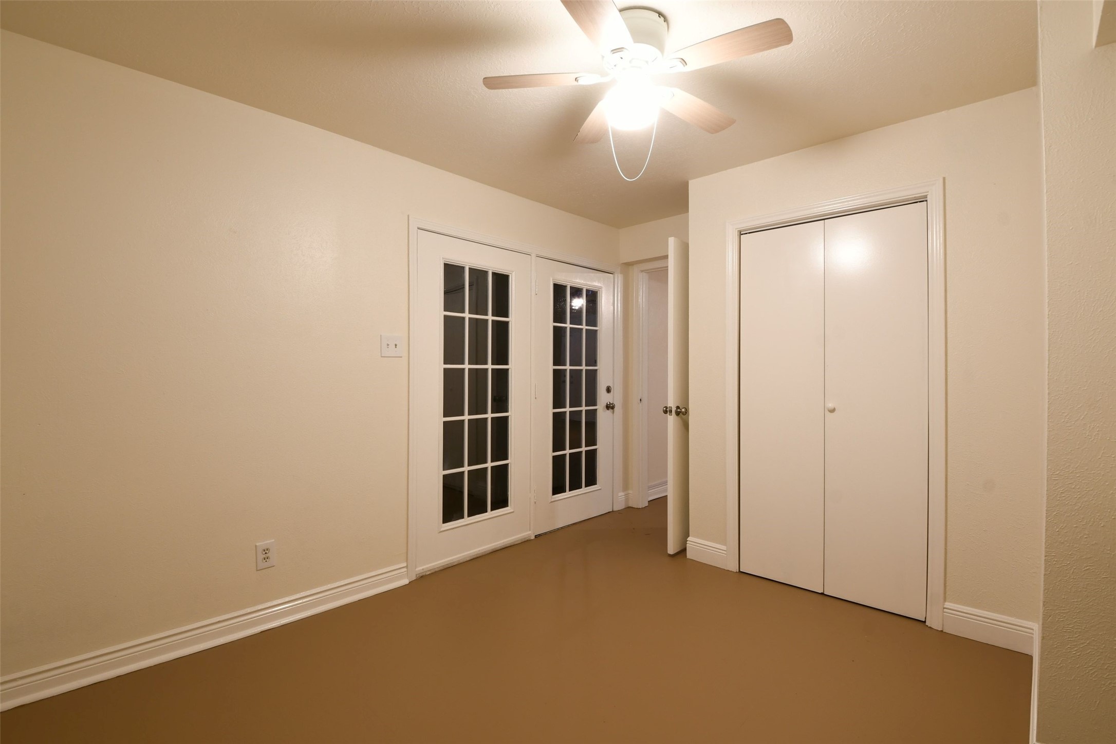 26 Yewleaf Road The Woodlands, TX 77381 - Photo 20 of 21 an empty room with windows and fan