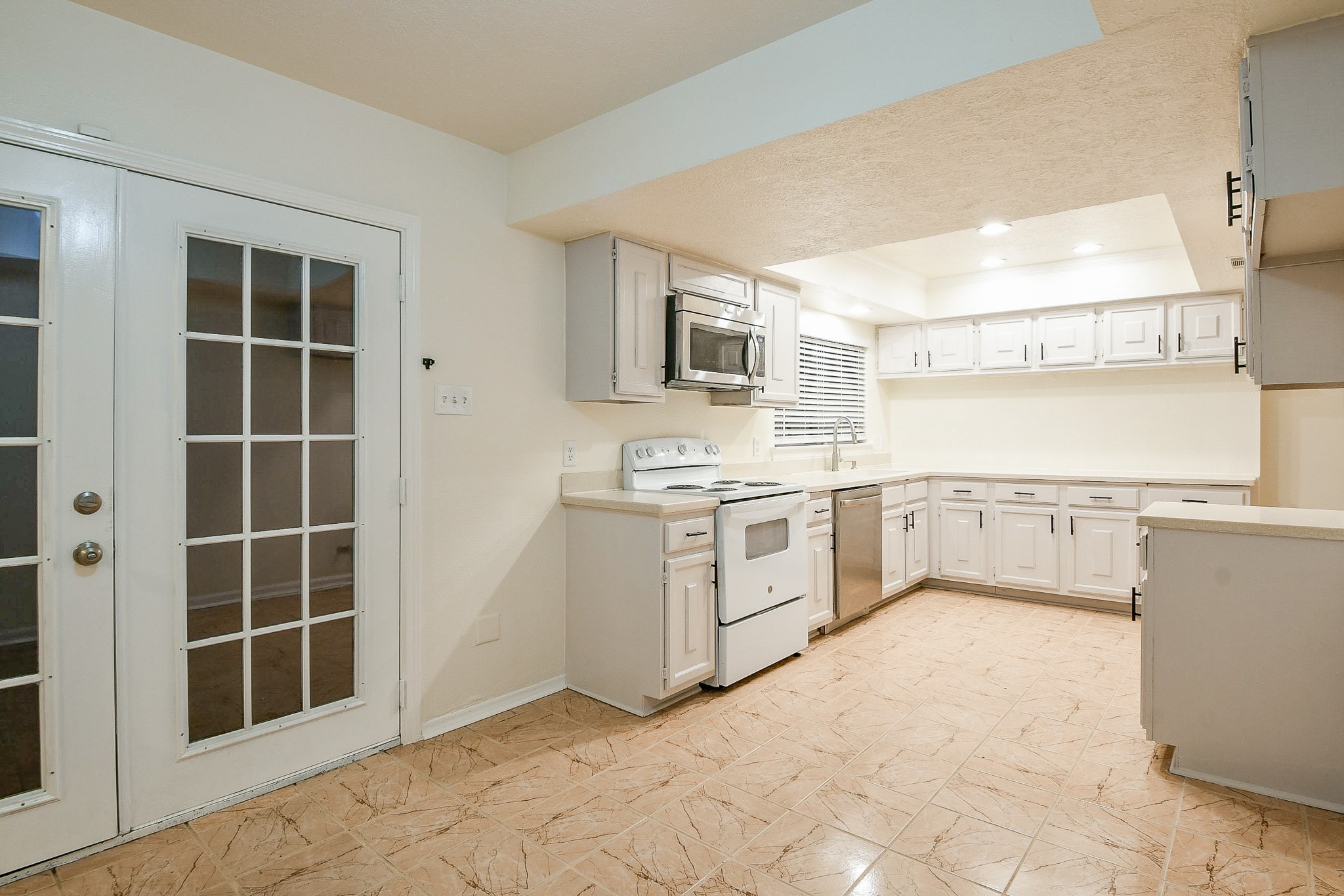 26 Yewleaf Road The Woodlands, TX 77381 - Photo 8 of 21 a kitchen with cabinets stove and a sink