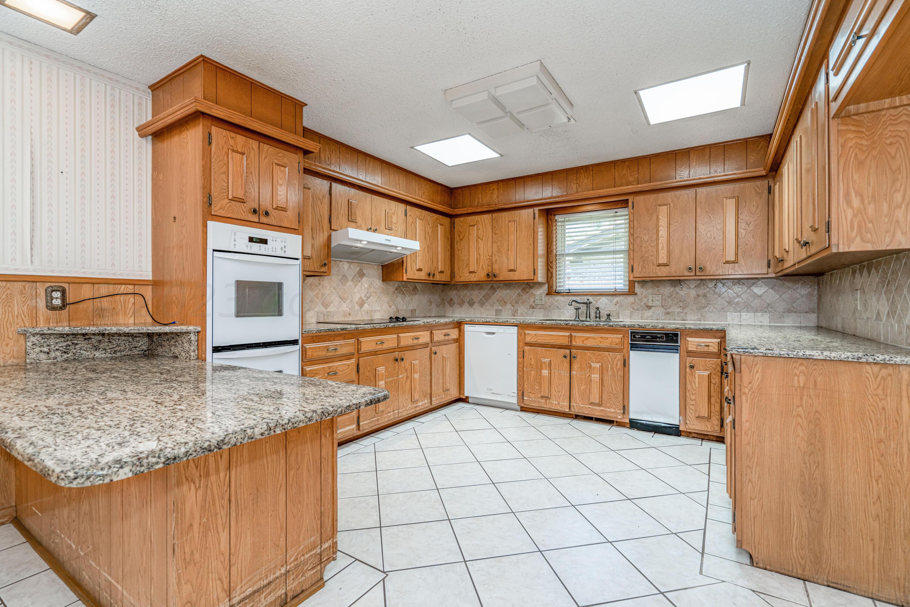 400 Phillips Drive Dumas, TX 79029 - Photo 14 of 43 400 Phillips-16 KITCHEN