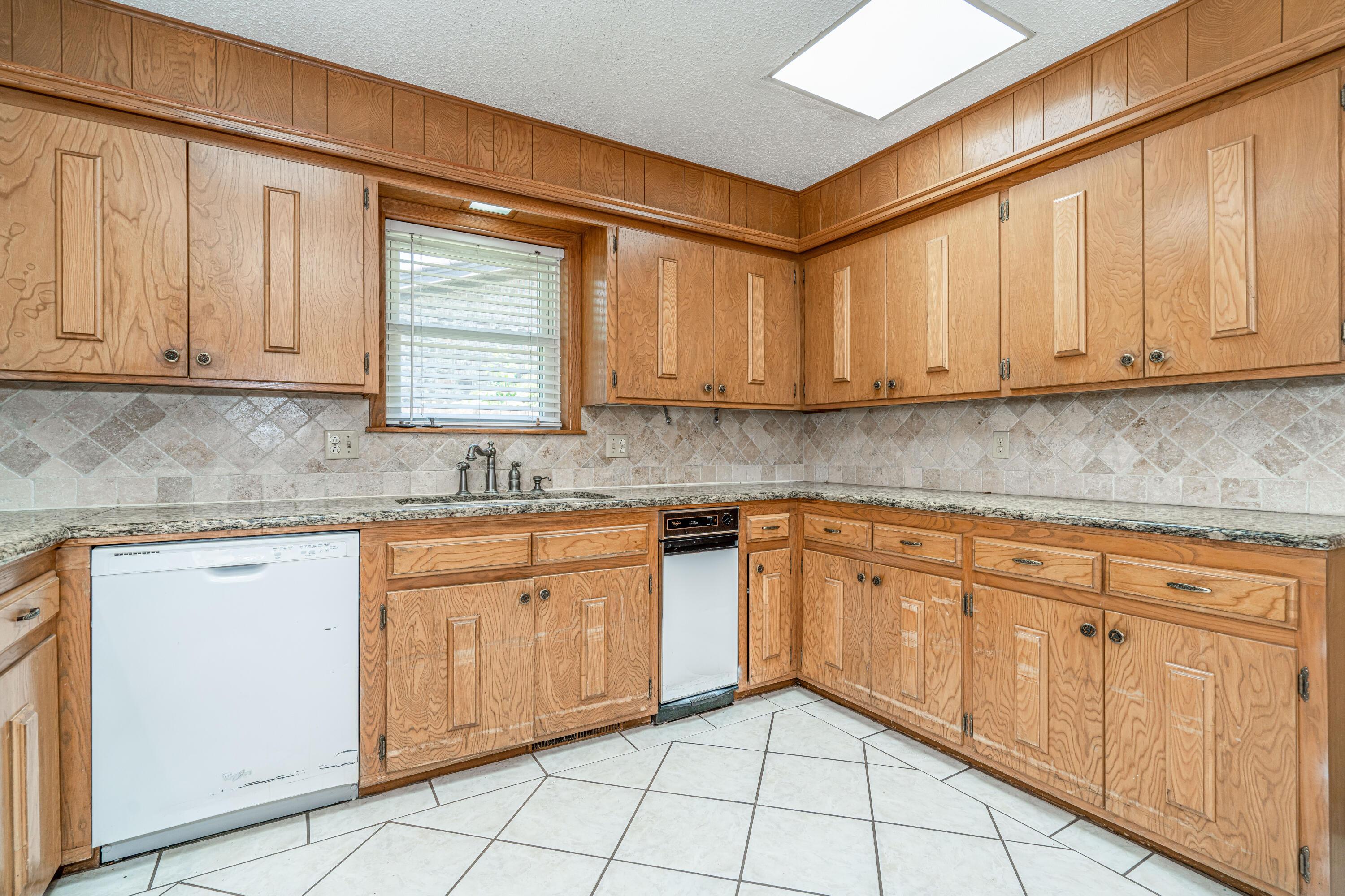 400 Phillips Drive Dumas, TX 79029 - Photo 15 of 43 400 Phillips-17 KITCHEN