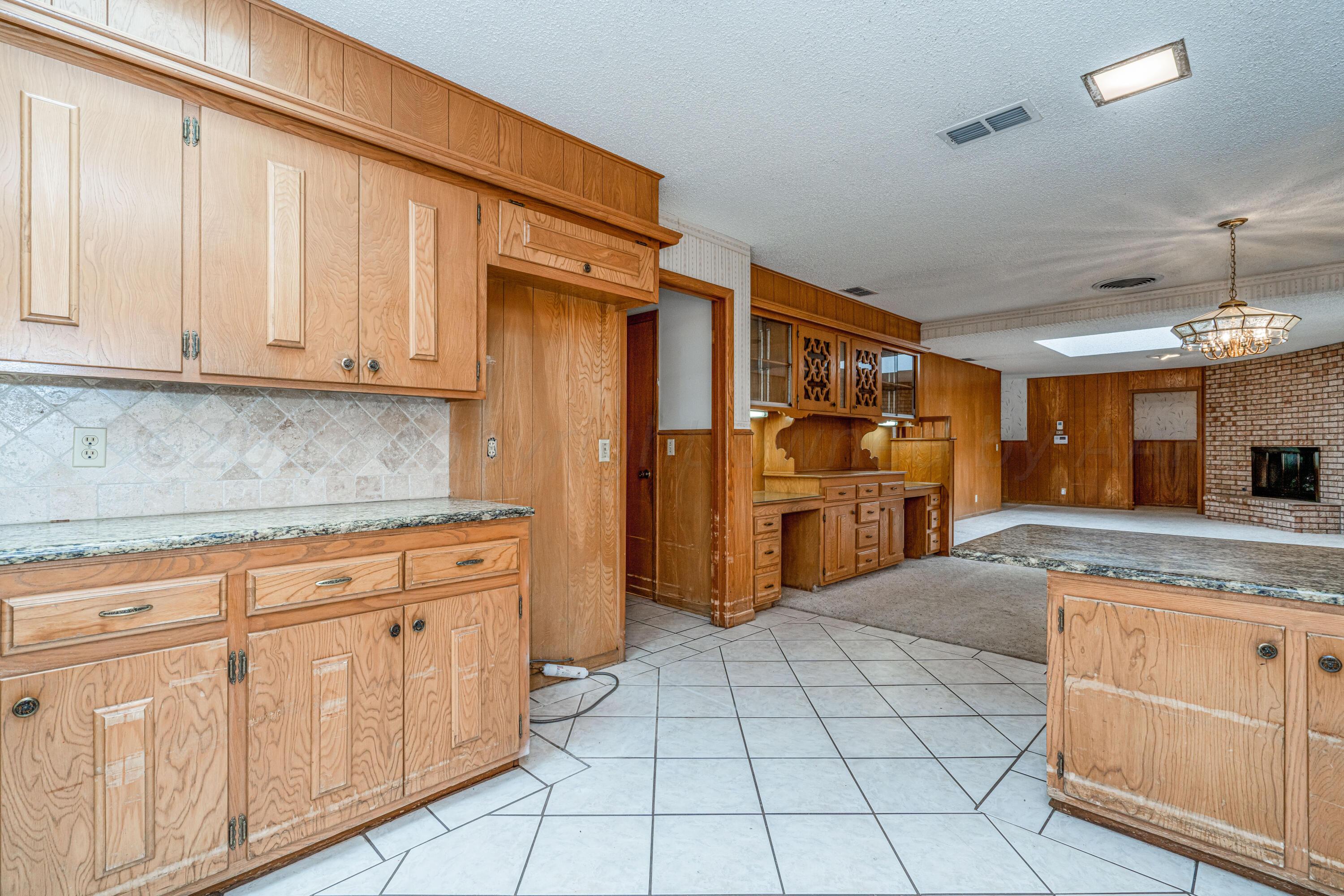 400 Phillips Drive Dumas, TX 79029 - Photo 16 of 43 400 Phillips-19 KITCHEN