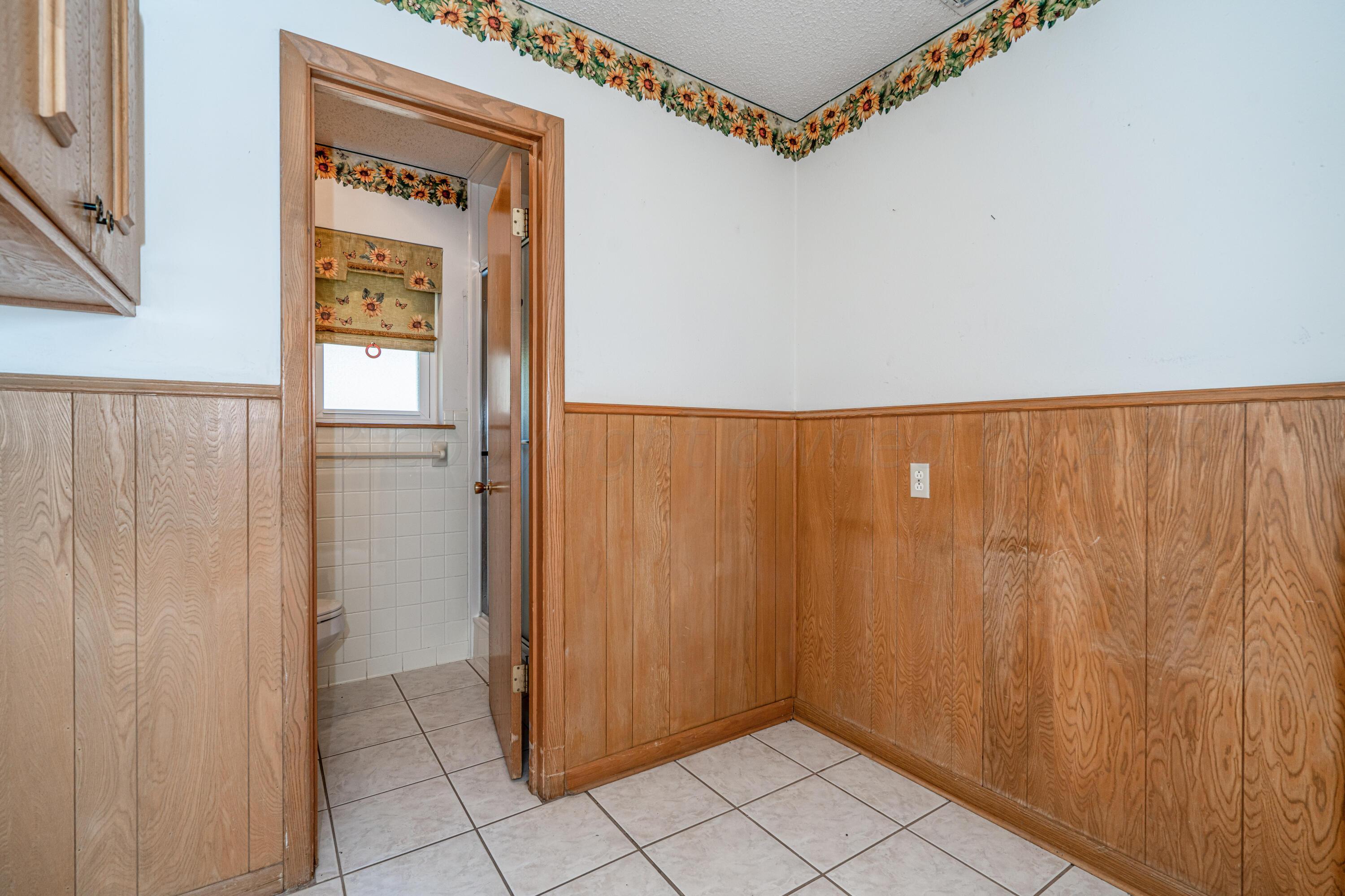 400 Phillips Drive Dumas, TX 79029 - Photo 17 of 43 400 Phillips-20 UTILITY ROOM