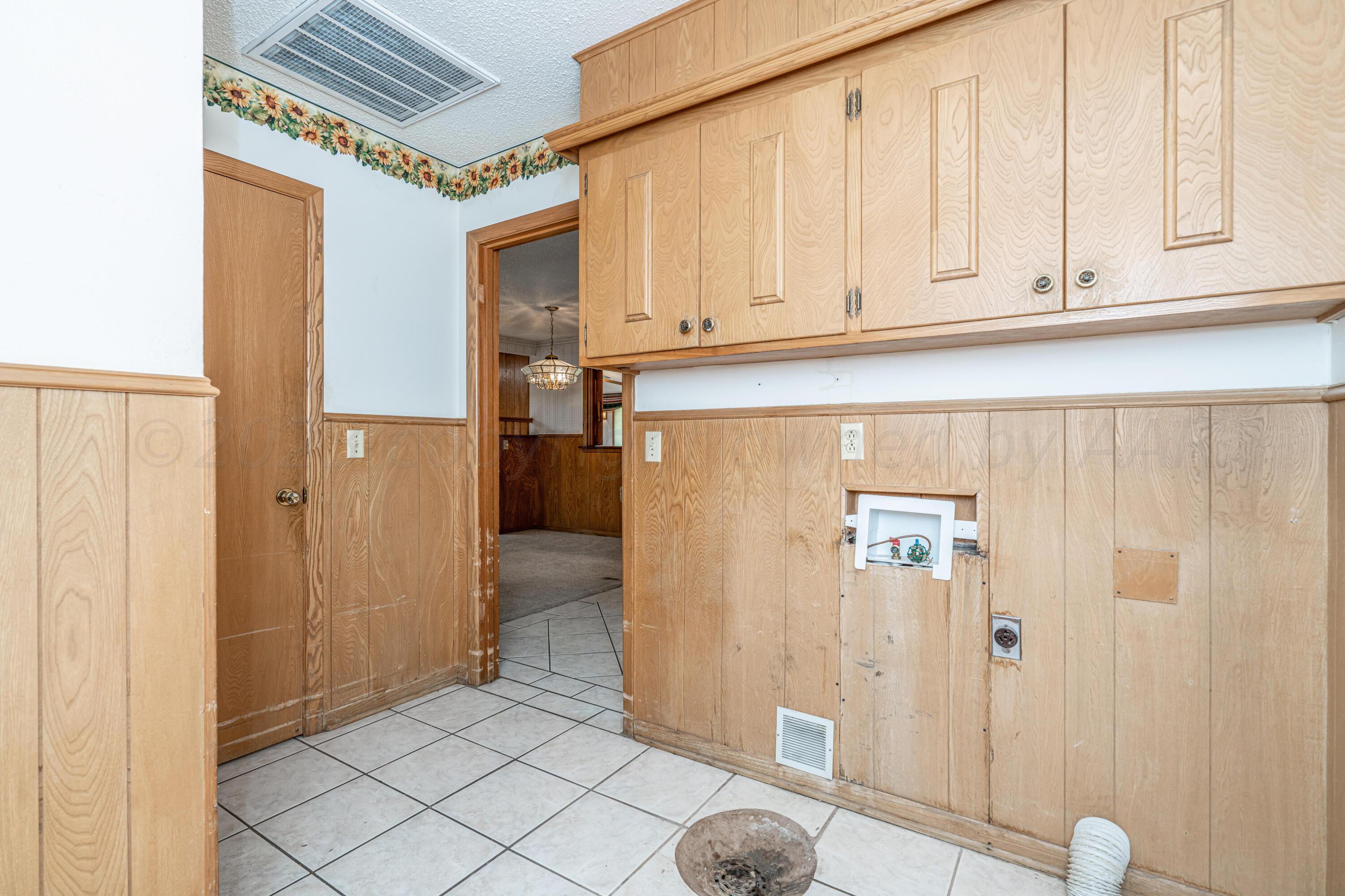 400 Phillips Drive Dumas, TX 79029 - Photo 18 of 43 400 Phillips-21 UTILITY ROOM