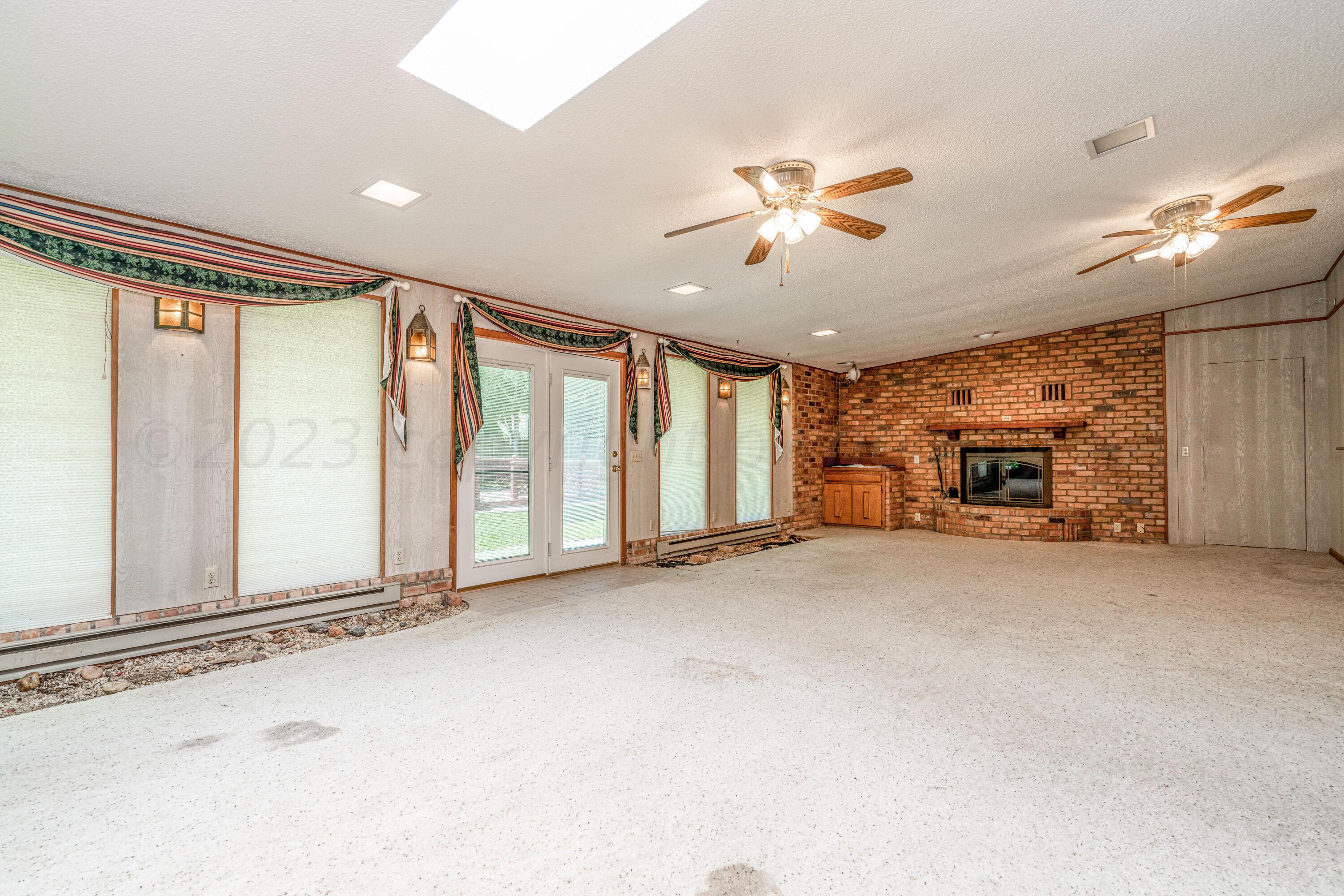 400 Phillips Drive Dumas, TX 79029 - Photo 20 of 43 400 Phillips-23 LR 2