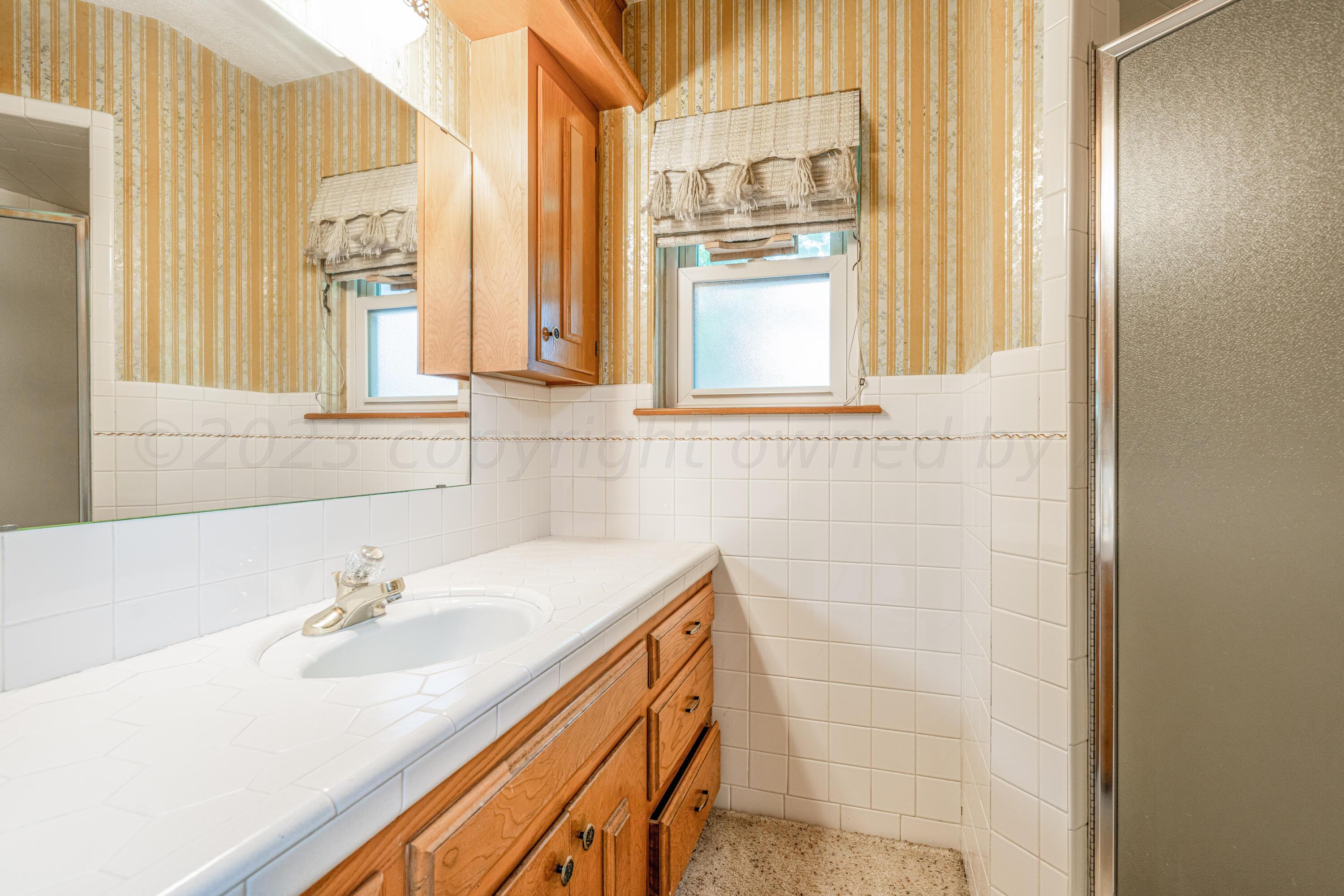 400 Phillips Drive Dumas, TX 79029 - Photo 27 of 43 400 Phillips-31 BATHROOM 2