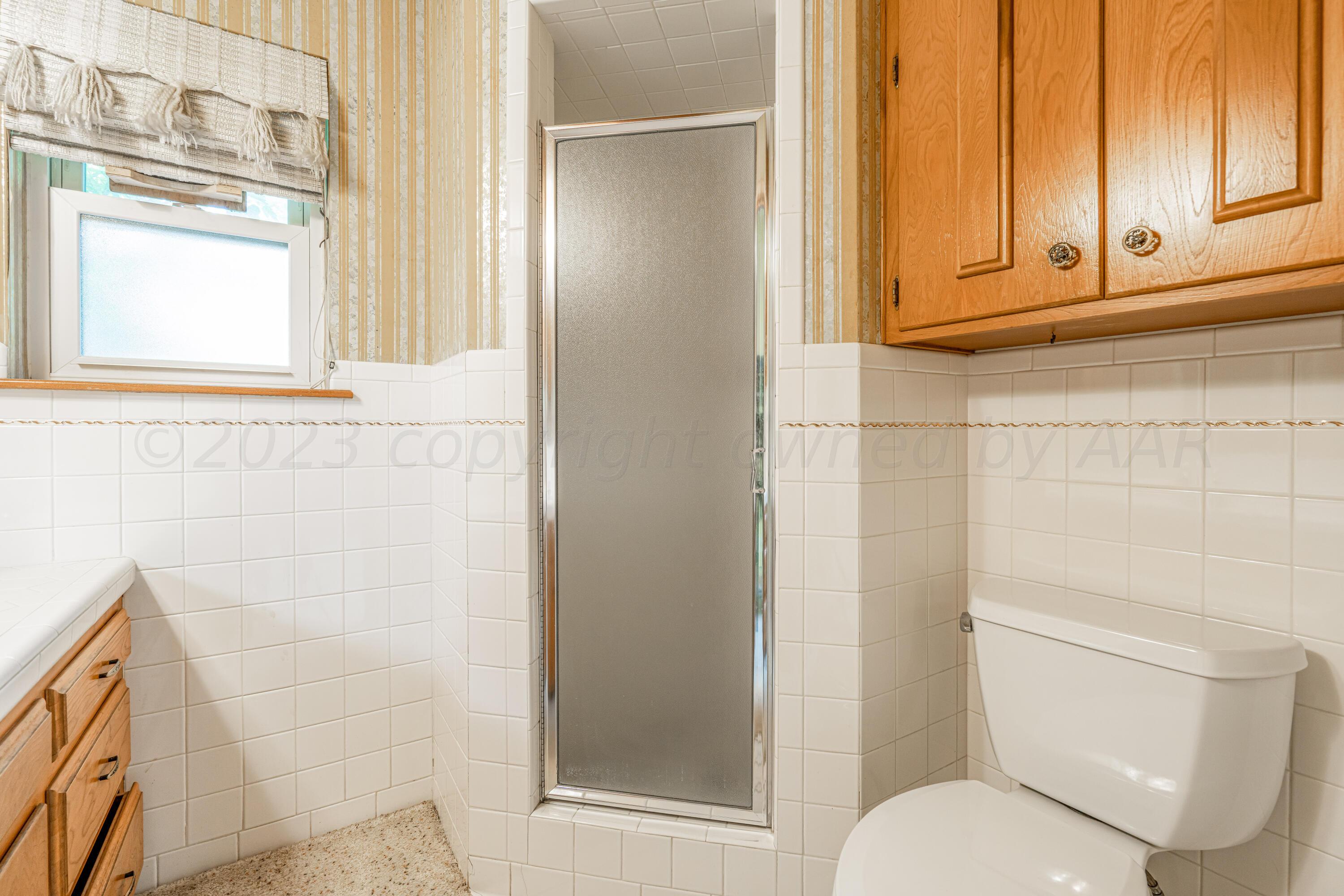 400 Phillips Drive Dumas, TX 79029 - Photo 28 of 43 400 Phillips-32 BATHROOM 2