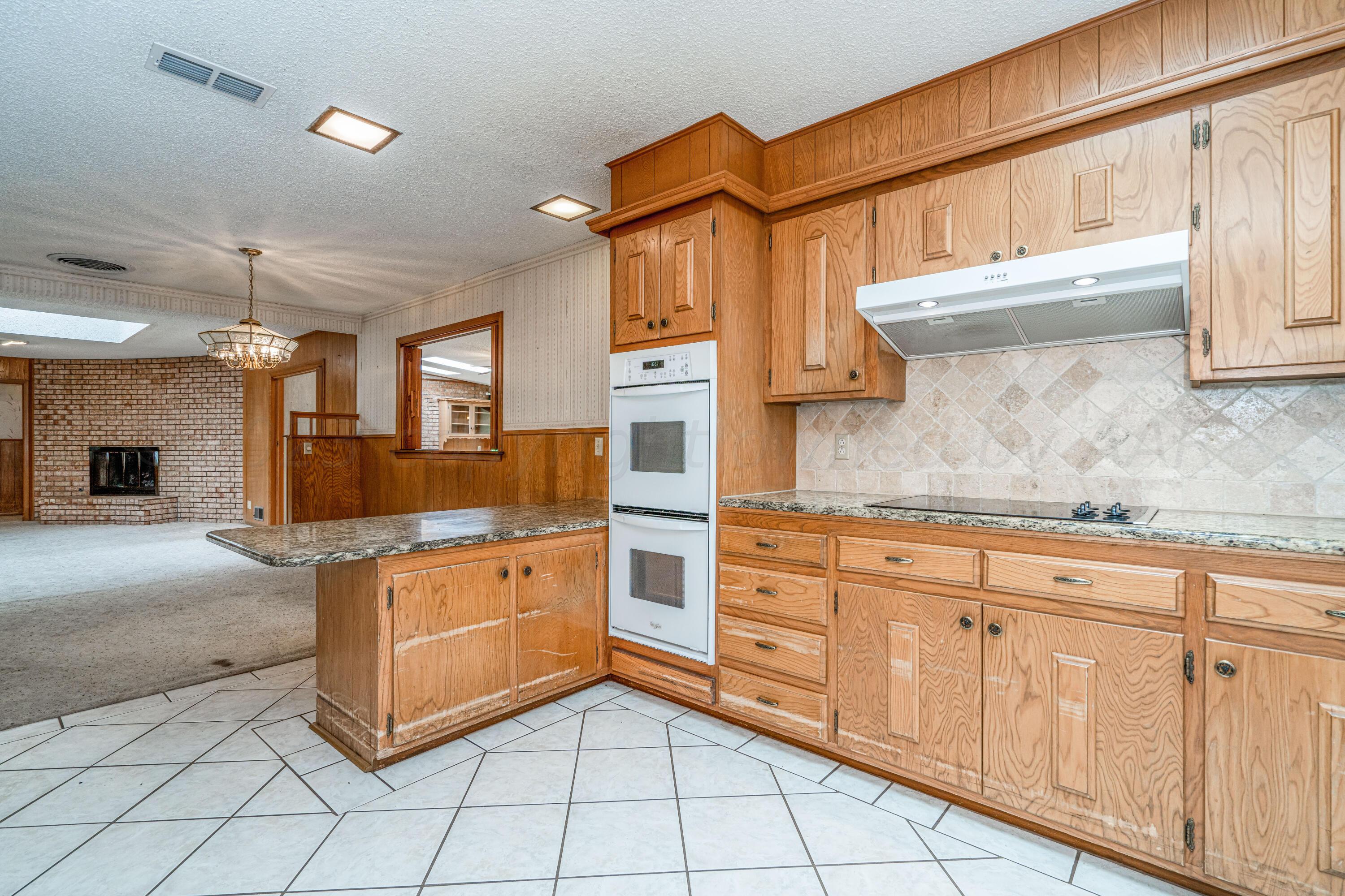 400 Phillips Drive Dumas, TX 79029 - Photo 3 of 43 400 Phillips-18 KITCHEN
