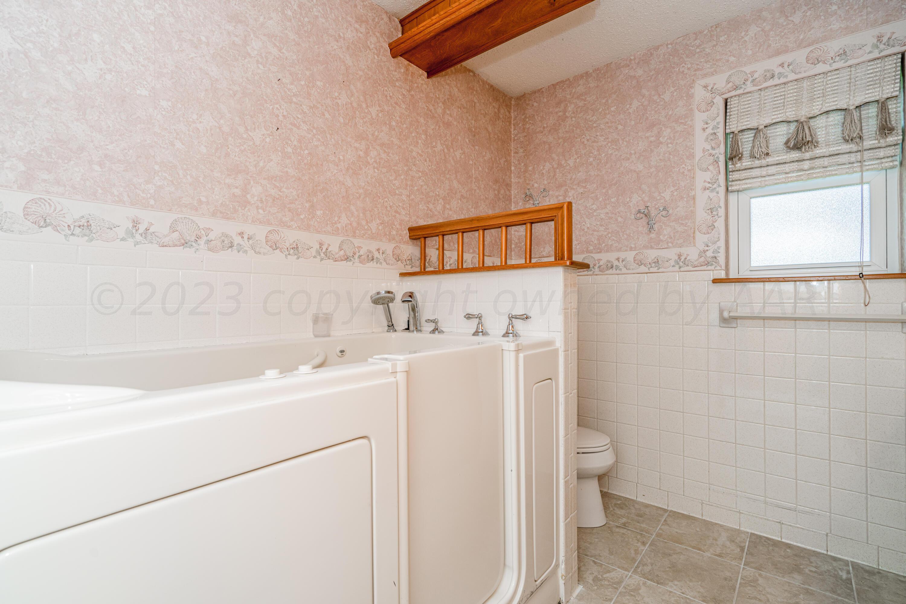 400 Phillips Drive Dumas, TX 79029 - Photo 31 of 43 400 Phillips-35 BATHROOM 3