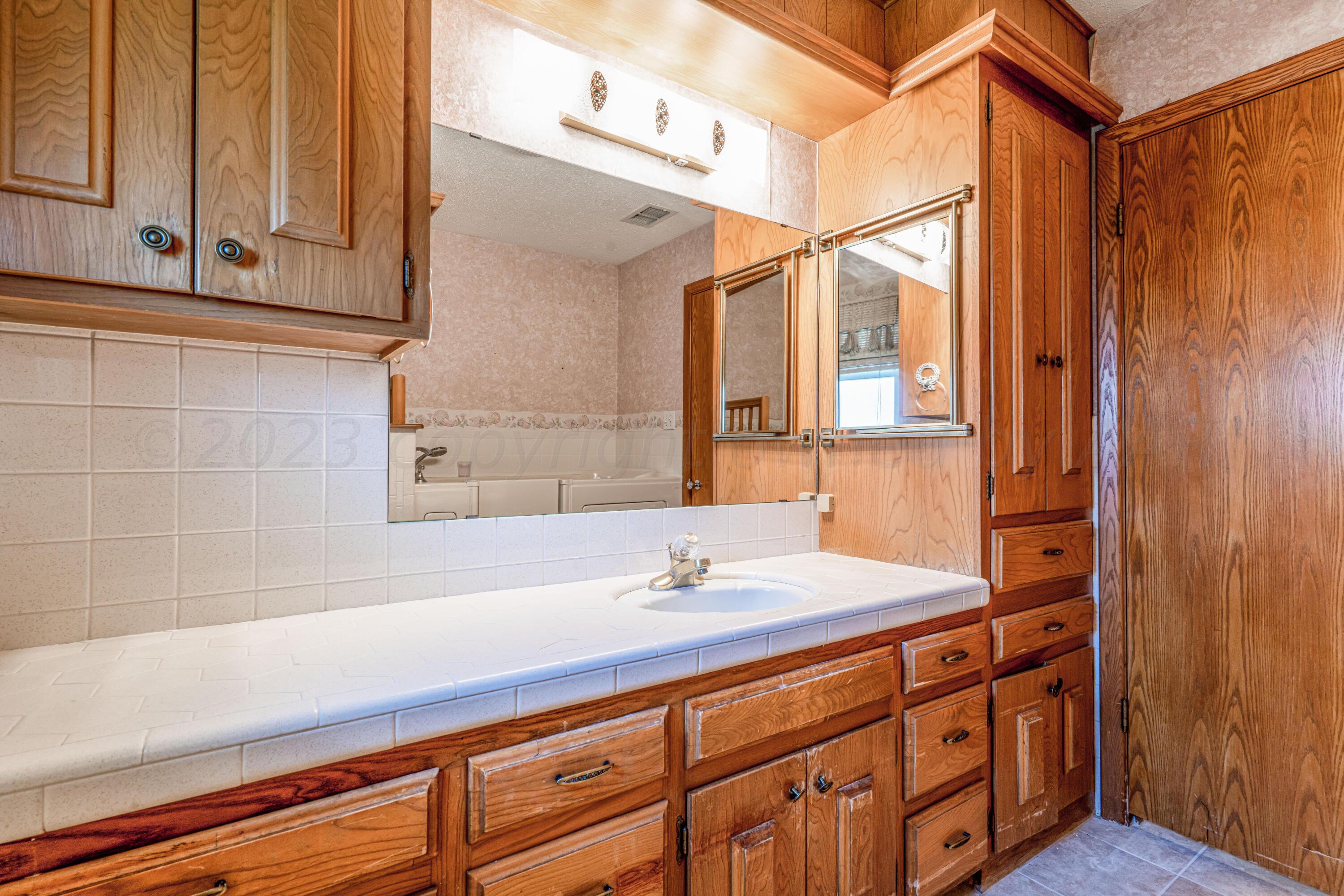 400 Phillips Drive Dumas, TX 79029 - Photo 32 of 43 400 Phillips-36 BATHROOM 3