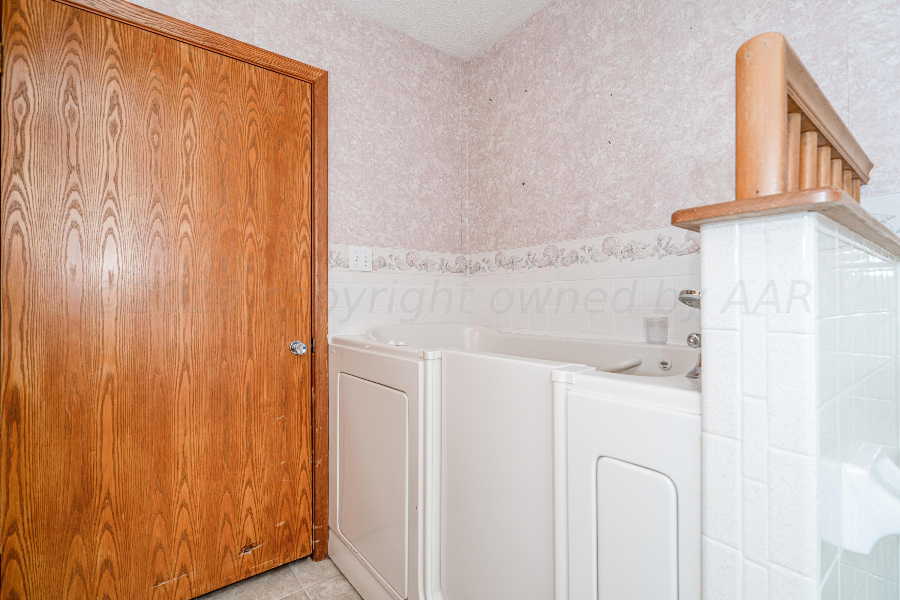 400 Phillips Drive Dumas, TX 79029 - Photo 33 of 43 400 Phillips-38 BATHROOM 3