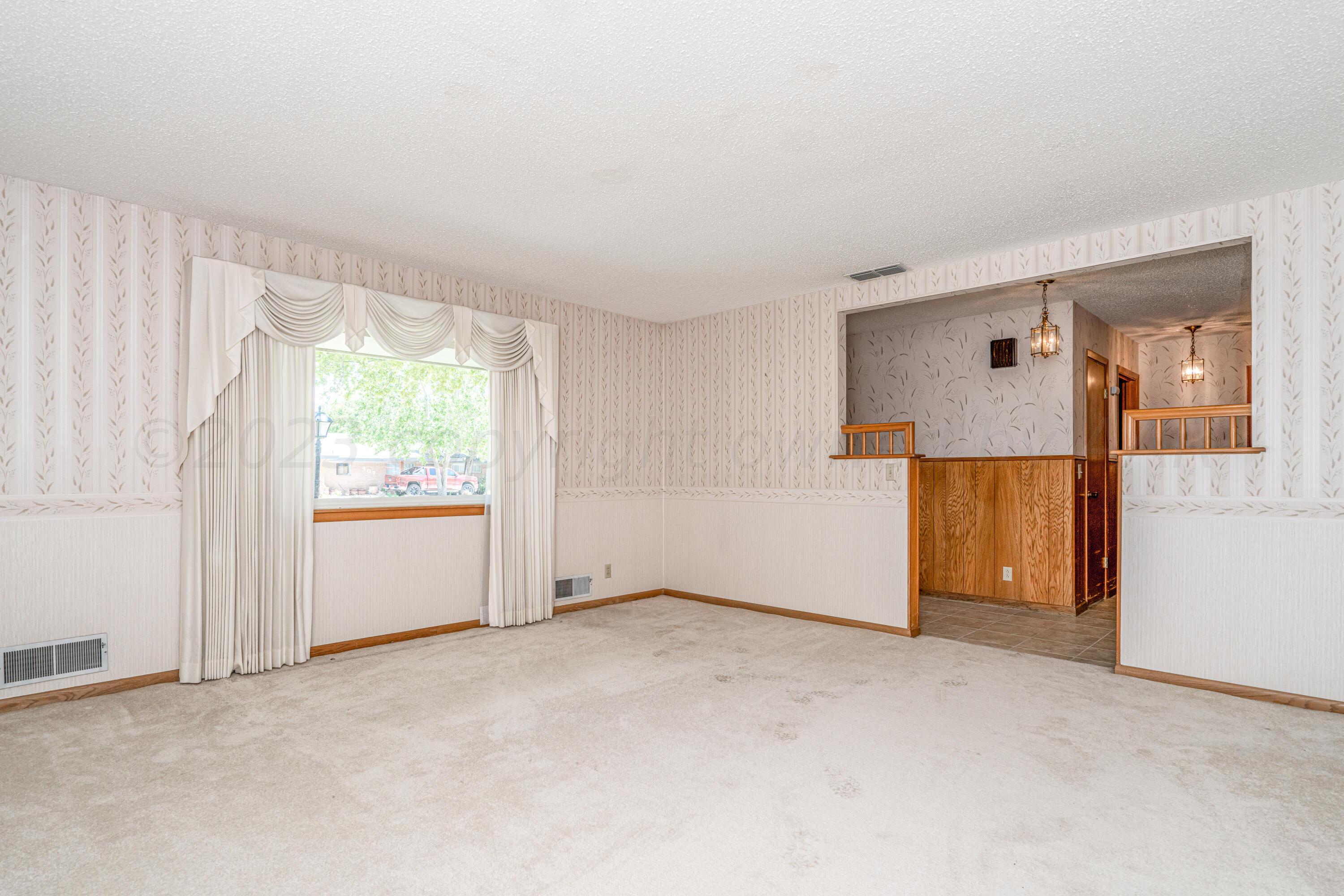 400 Phillips Drive Dumas, TX 79029 - Photo 6 of 43 400 Phillips-7 FRONT ROOM