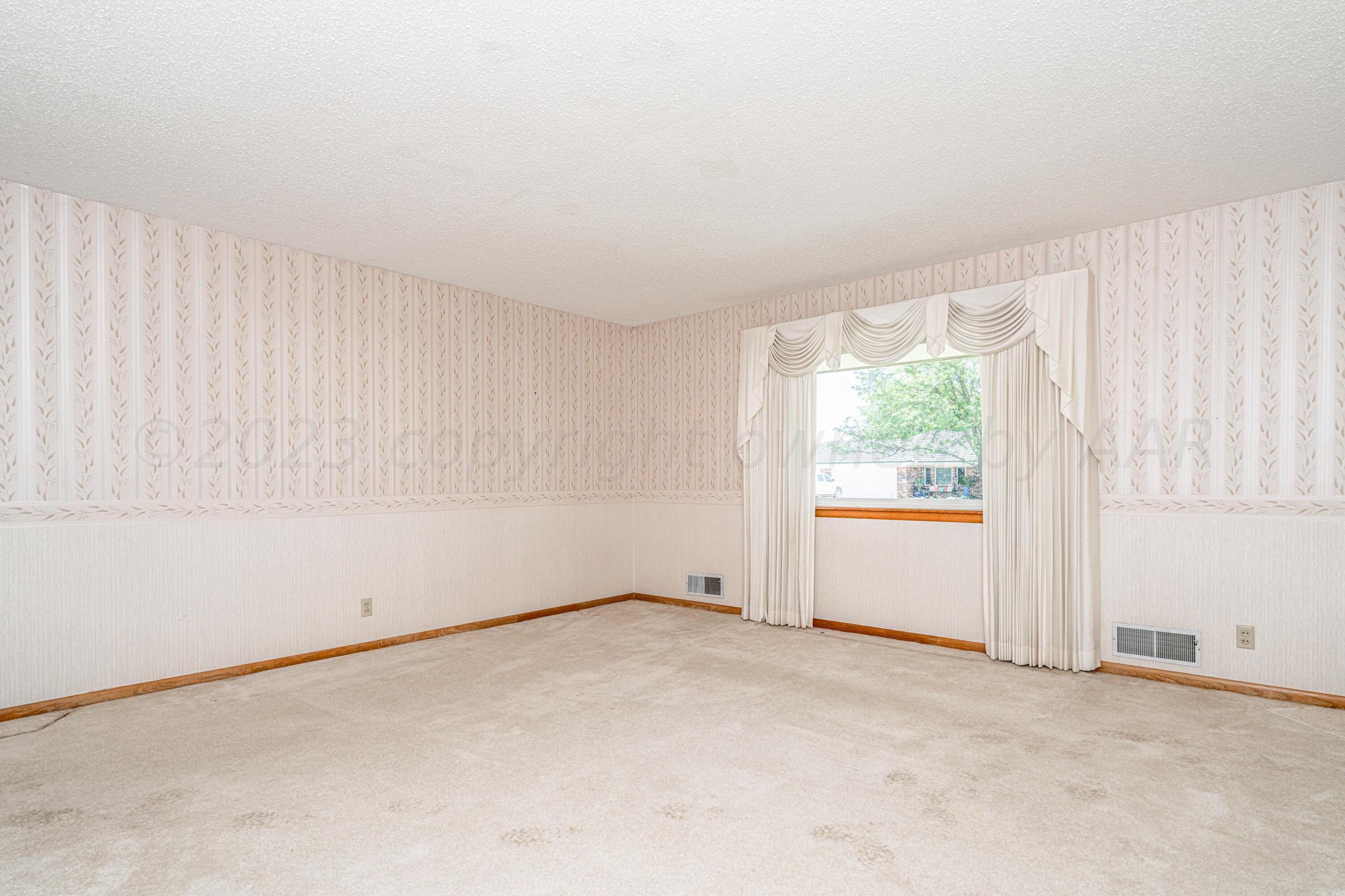 400 Phillips Drive Dumas, TX 79029 - Photo 7 of 43 400 Phillips-8 FRONT ROOM