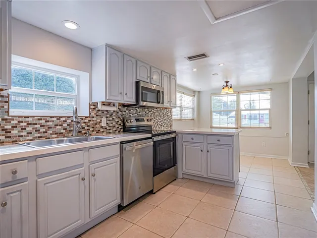 $2,000 | 1440 4th Court, Vero Beach, FL 32960