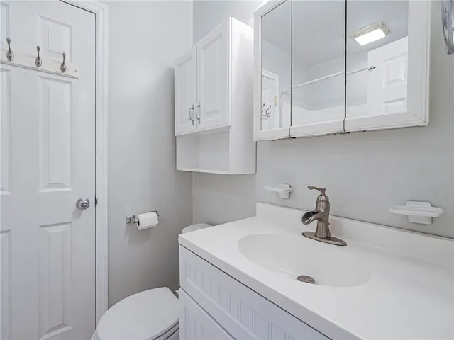 $2,000 | 1440 4th Court, Vero Beach, FL 32960