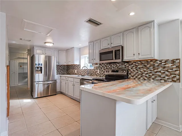 $2,000 | 1440 4th Court, Vero Beach, FL 32960