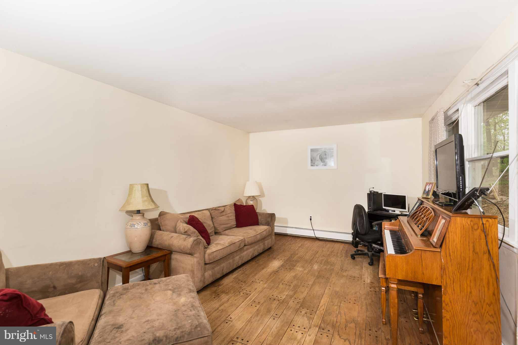 4243 Back Woods Road Westminster, MD 21158 - Photo 11 of 30 Living Room