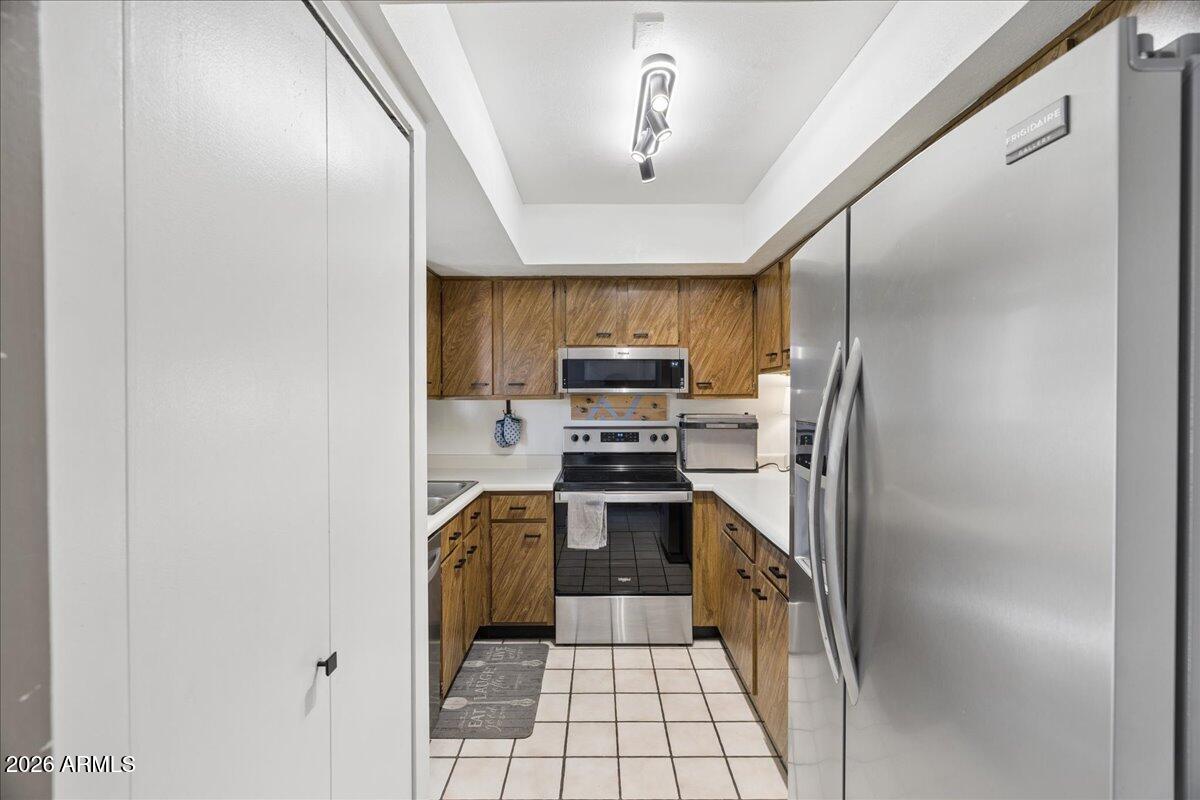 4150 East Cactus Road, Unit 120 Phoenix, AZ 85032 - Photo 9 of 42 09-Kitchen