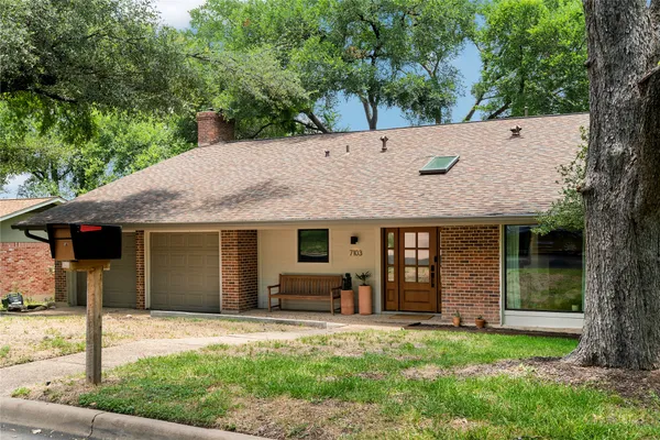 a view of a house with backyard and garden