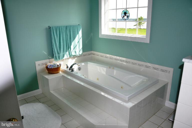 5123 Brooks Road Woolford, MD 21677 - Photo 23 of 30 Oversized Master Bath Tub