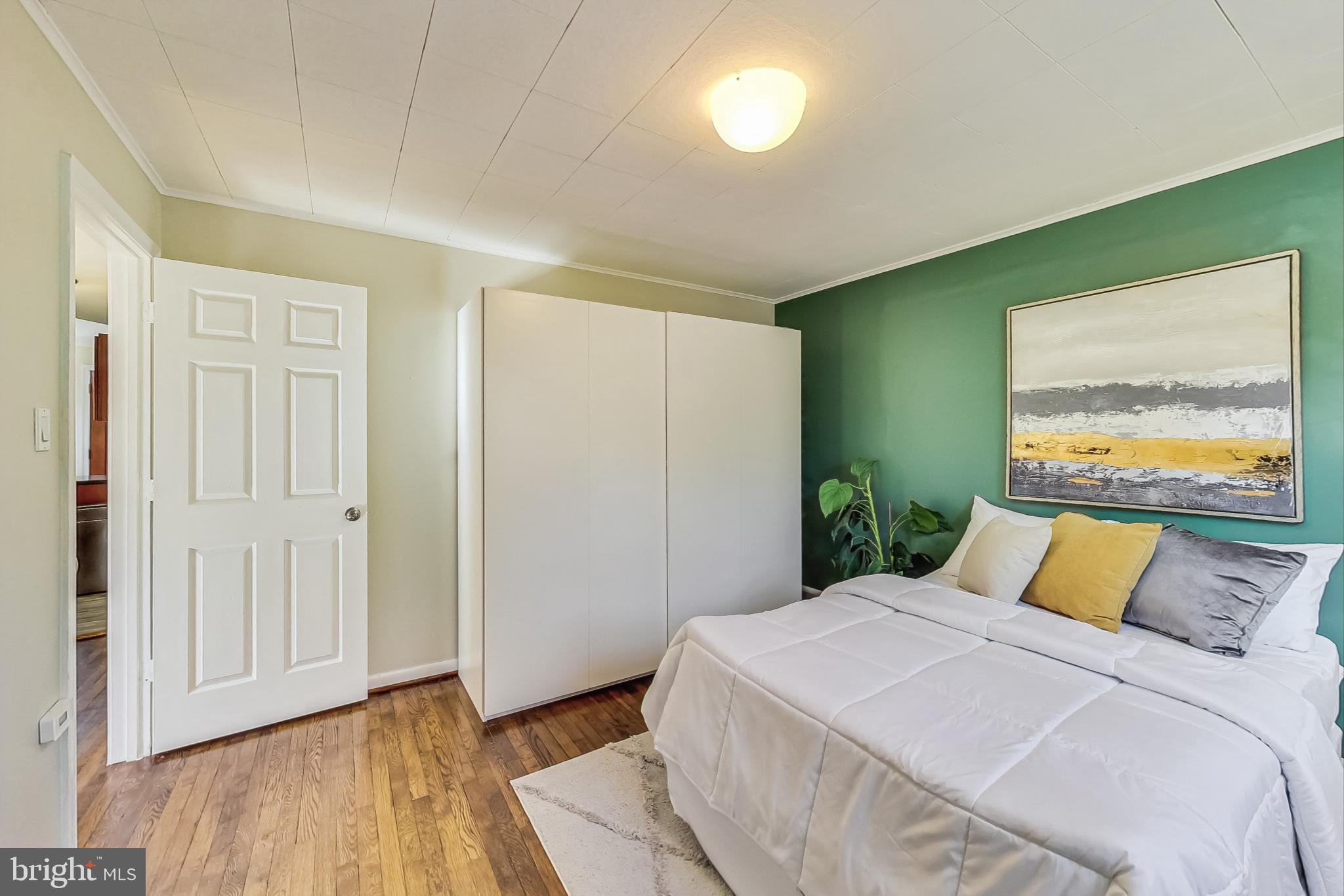 903 Robin Road Silver Spring, MD 20901 - Photo 11 of 46 Armoire Conveys