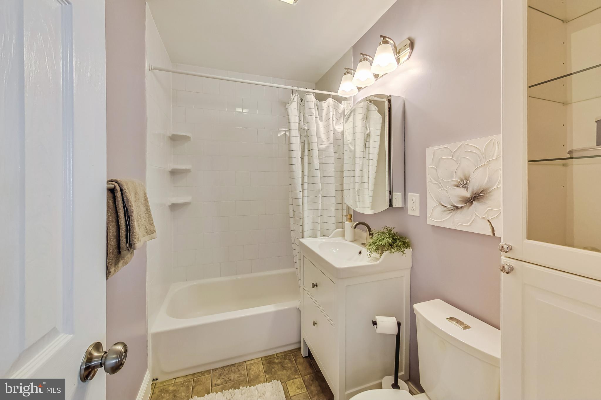903 Robin Road Silver Spring, MD 20901 - Photo 19 of 46 Main Level Full Bath