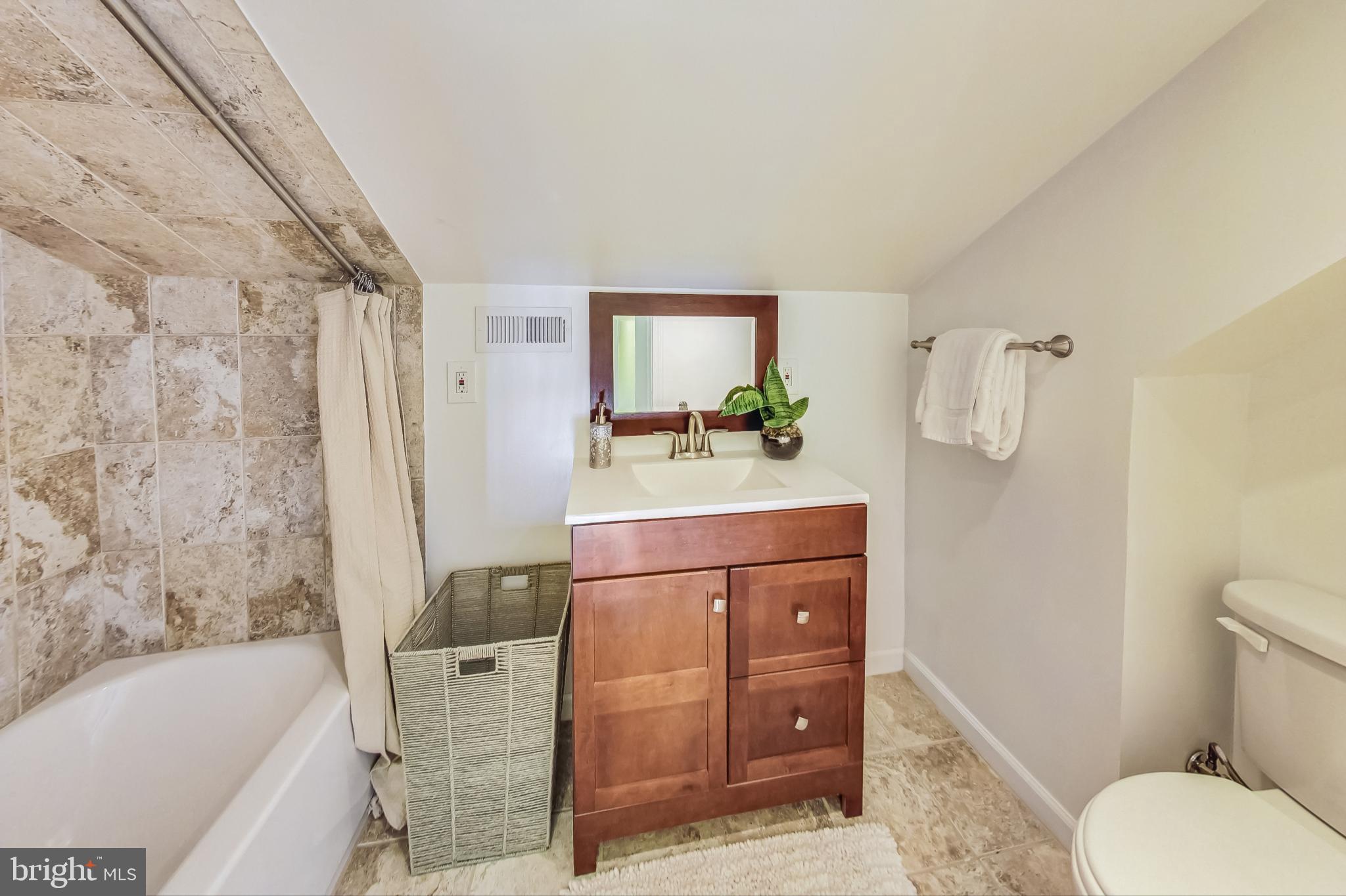 903 Robin Road Silver Spring, MD 20901 - Photo 25 of 46 2nd level Full Bath