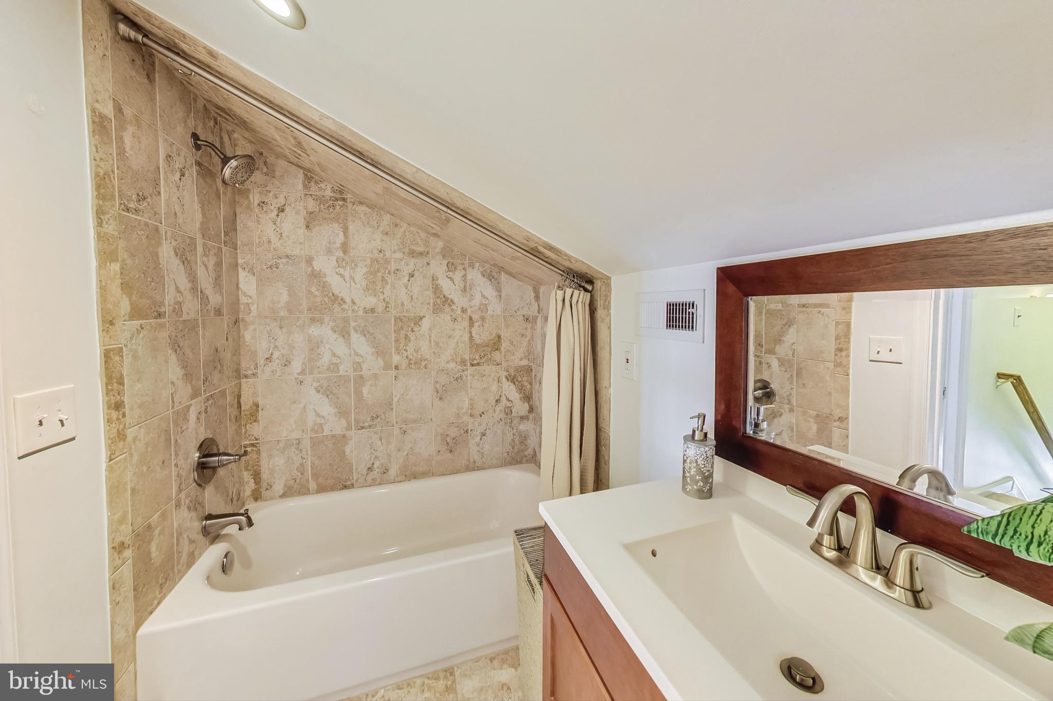 903 Robin Road Silver Spring, MD 20901 - Photo 26 of 46 2nd level Full Bath