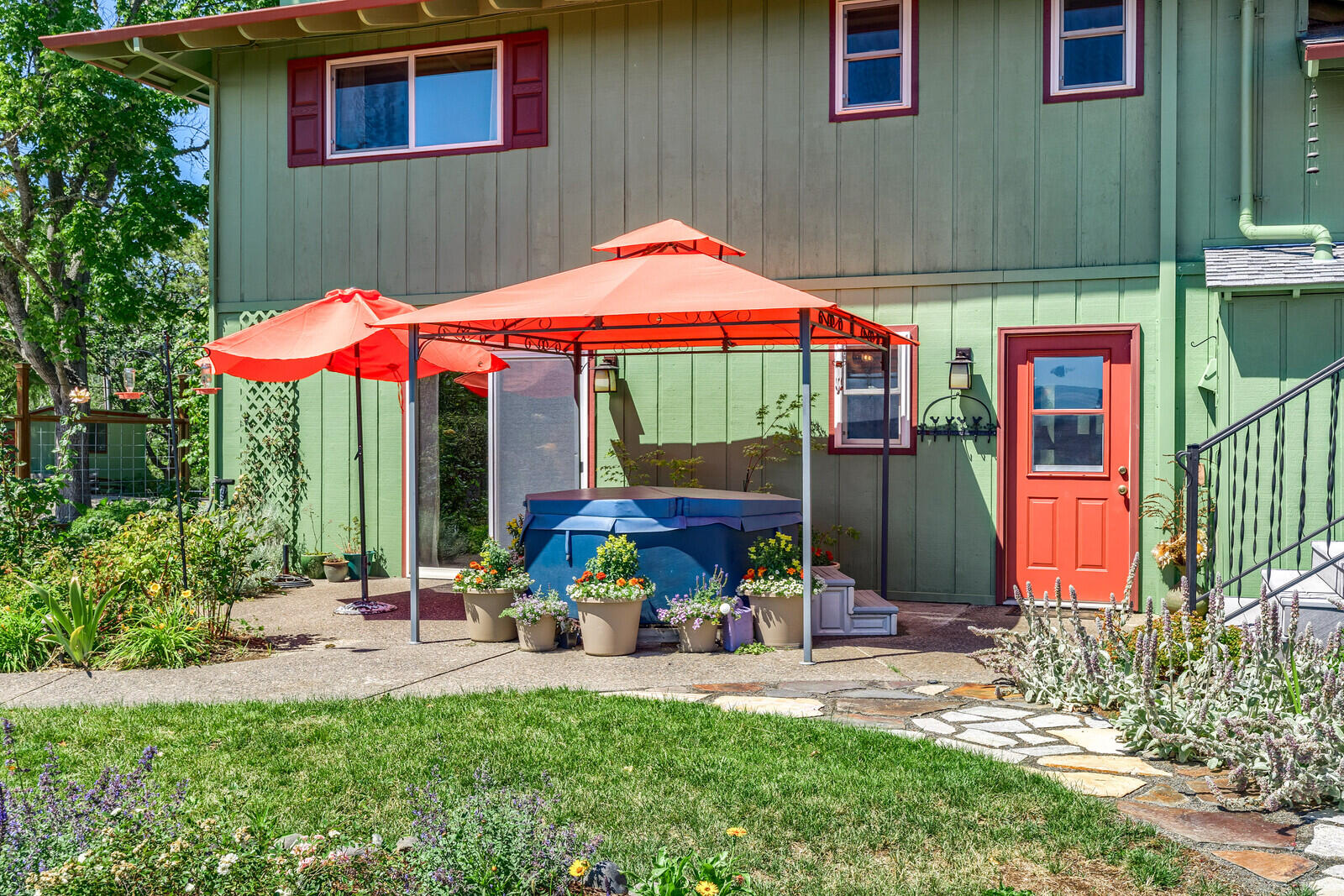 5196 Pioneer Road Medford, OR 97501 - Photo 34 of 94 East side patio.