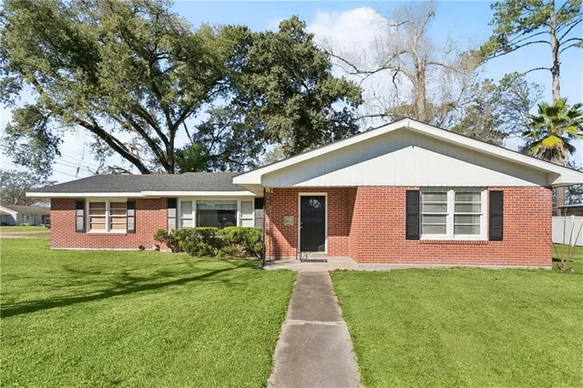 $239,500 | 470 West Cypress Street, Ponchatoula, LA 70454