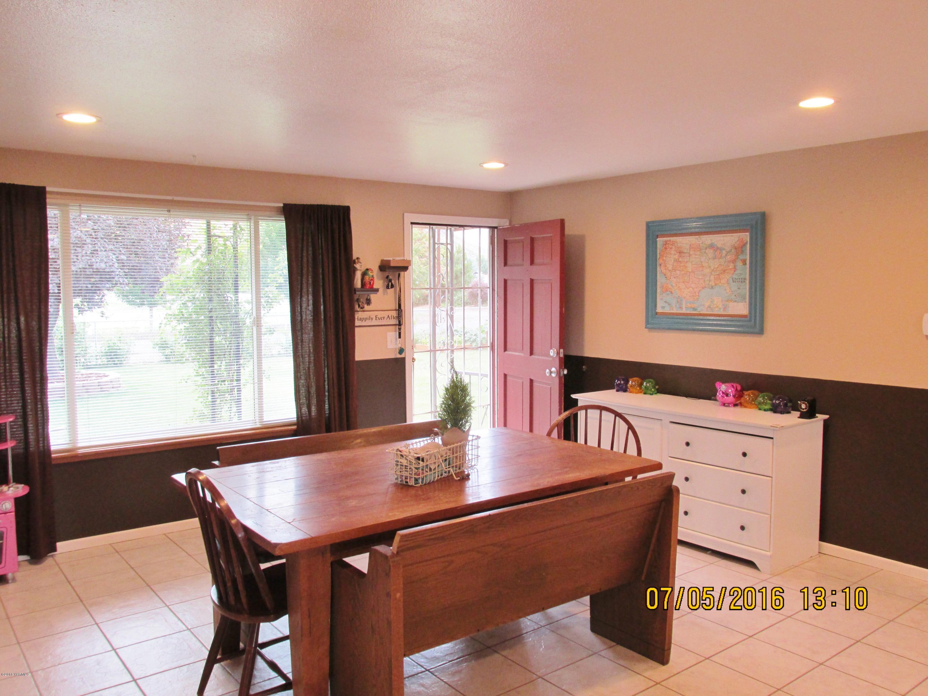 9191 South Naches Road Naches, WA 98937 - Photo 14 of 47 a dining room with furniture and window