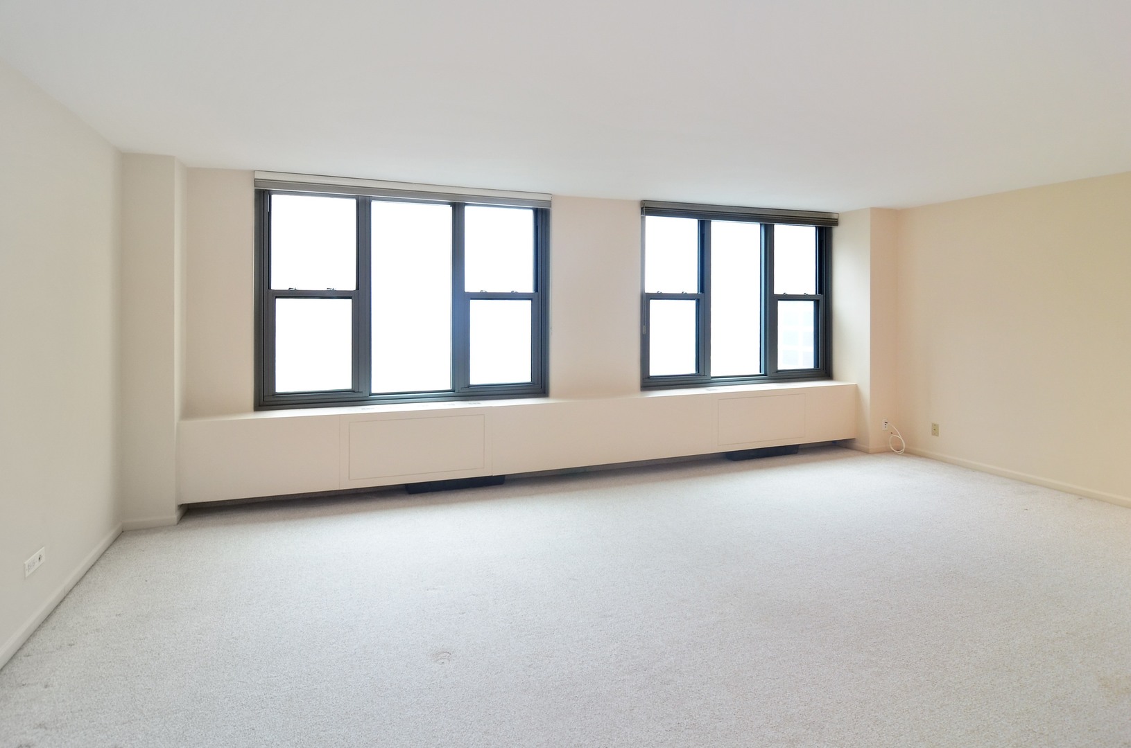 400 East Randolph Street, Unit 3404 Chicago, IL 60601 - Photo 5 of 35 an empty room with windows