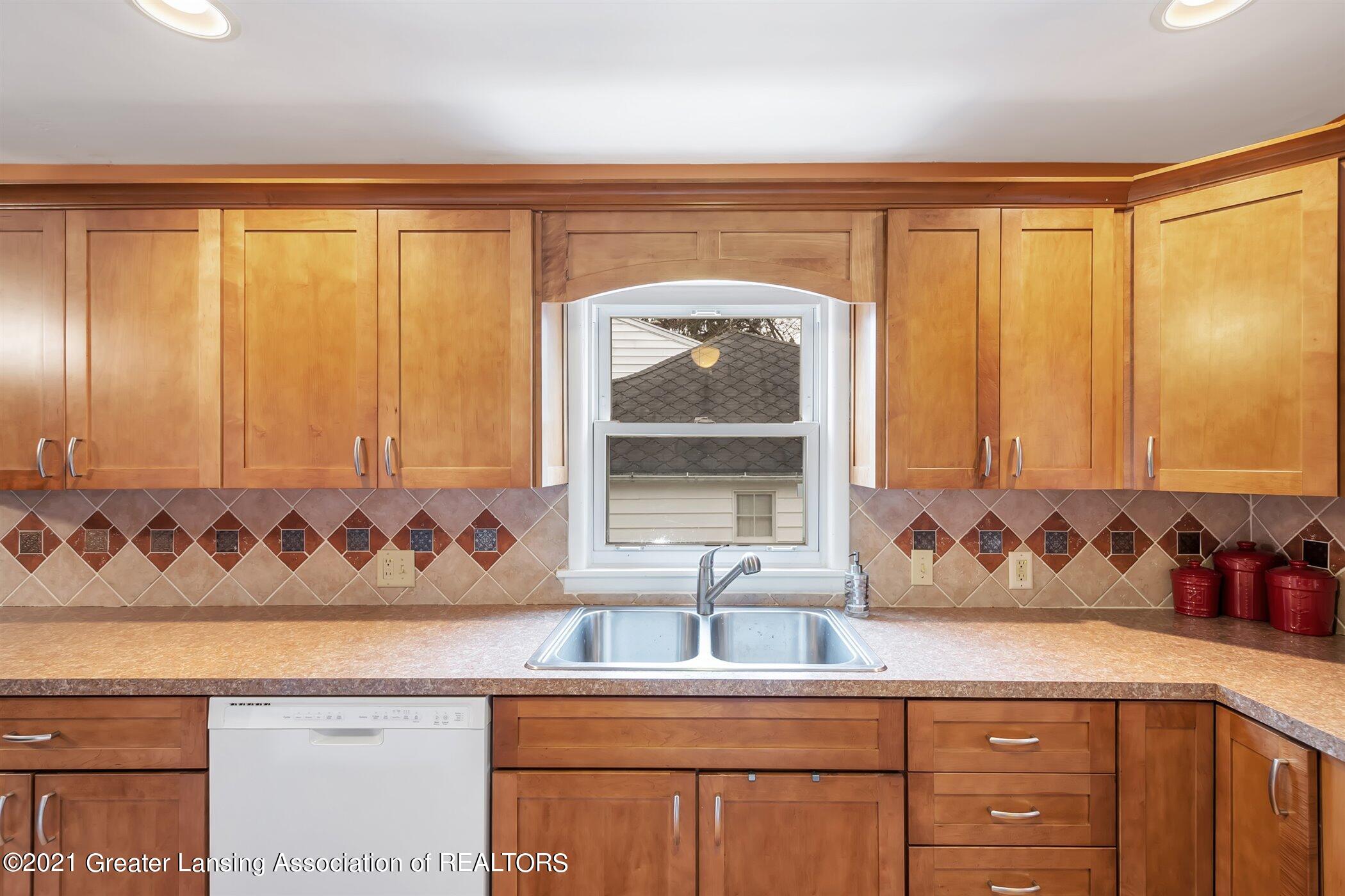 817 Bretton Road Lansing, MI 48917 - Photo 15 of 36 14-817 Bretton Rd-windowstill-real-