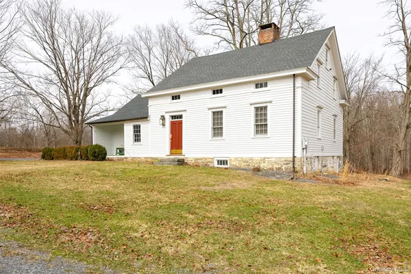 a view of a yard with a house