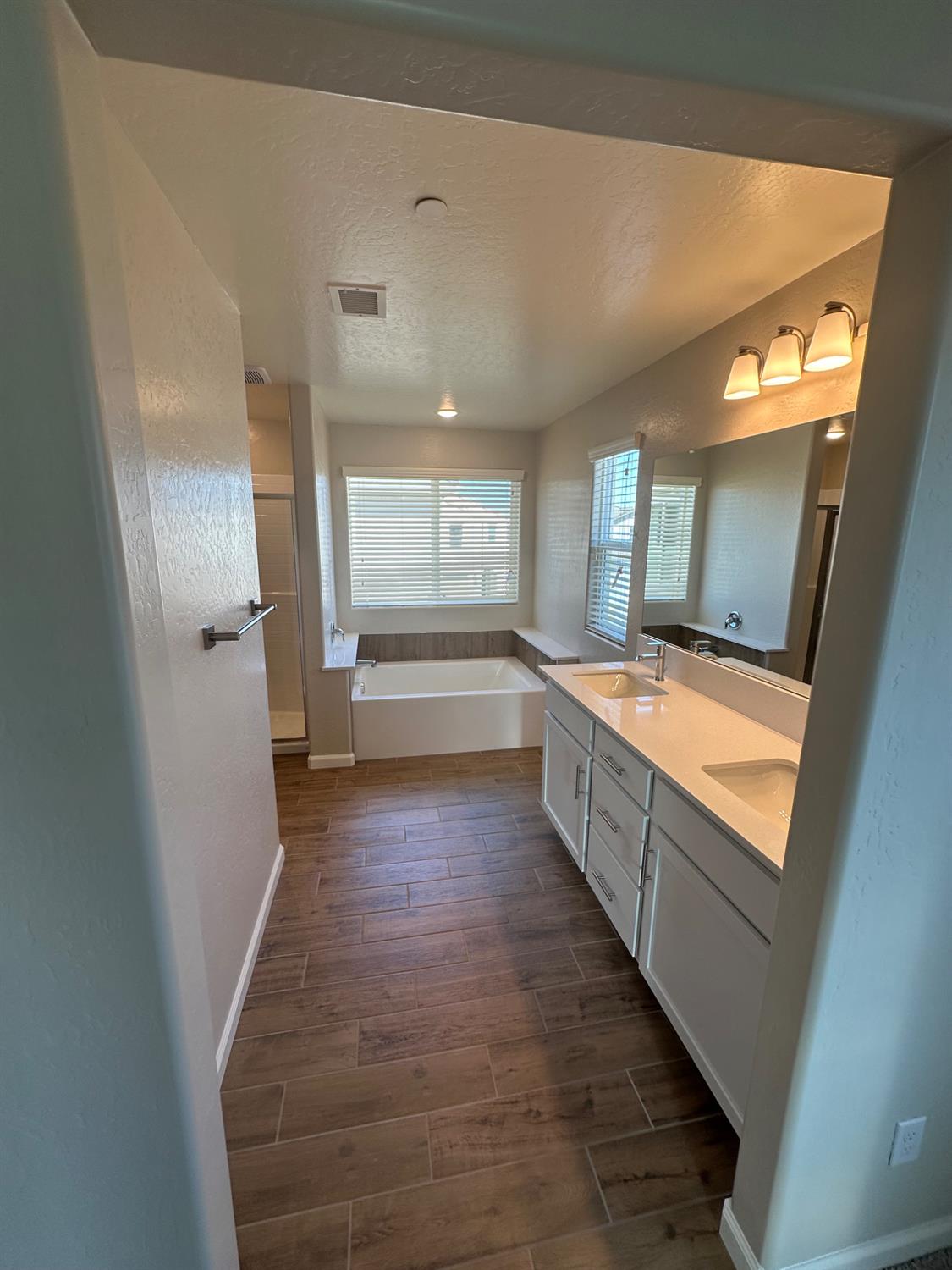 1122 Elevations Way West Madera, CA 93636 - Photo 6 of 16 Primary bathroom with soaking tub