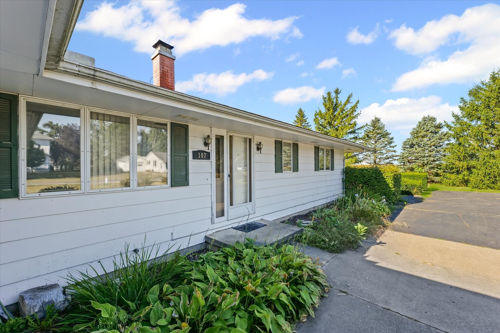 107 Walnut Street Penfield, IL 61862 - Photo 5 of 34 a front view of a house with a garden