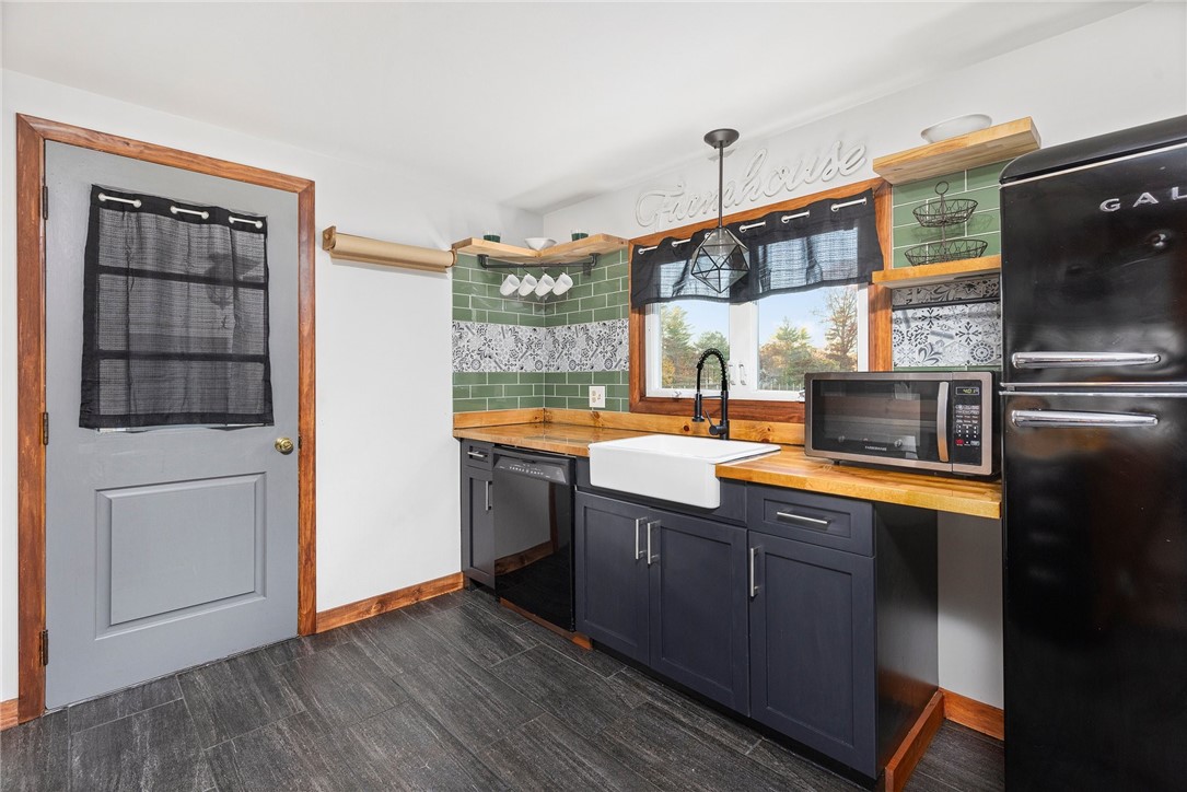 370 Harkney Hill Road Coventry, RI 02816 - Photo 8 of 35 Gallery Image 8