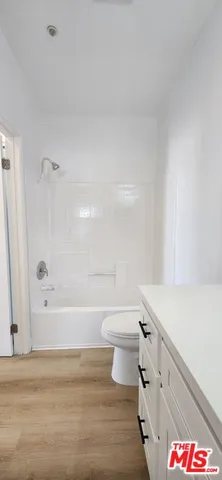 $2,895 | 14515 Dickens Street, Unit 402, Sherman Oaks, CA 91403