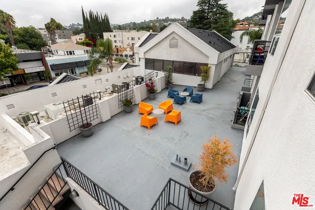 $2,895 | 14515 Dickens Street, Unit 402, Sherman Oaks, CA 91403