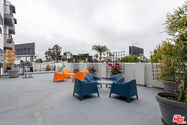 $2,895 | 14515 Dickens Street, Unit 402, Sherman Oaks, CA 91403