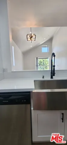 $2,895 | 14515 Dickens Street, Unit 402, Sherman Oaks, CA 91403